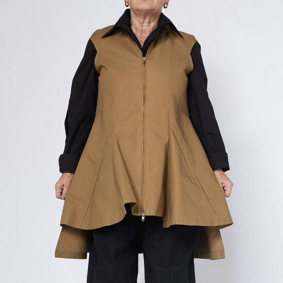 Pagarināta veste ar asimetrisku apakšmalu